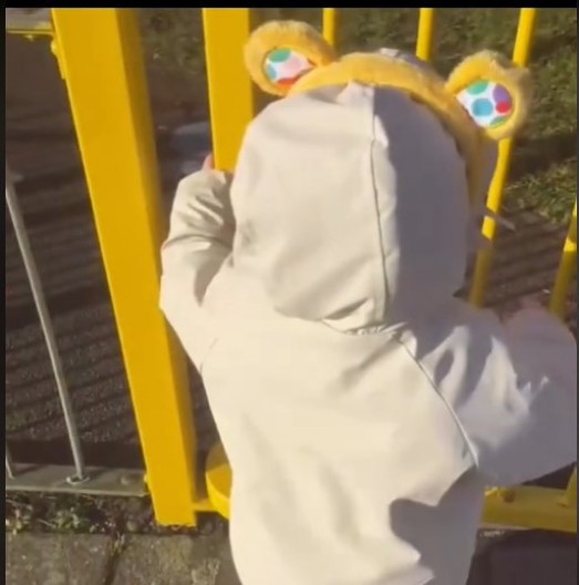 Mama pitala ćerku od 3 godine koliko je sati: Odgovor snalažljive devojčice nasmejao 4,5 miliona ljudi