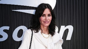 Zategnuta do savršenstva u 60. godini: Zvezda serije ,,Prijatelji" prošetala u crnom bikiniju, na telu ni gram viška, svi su zumirali u ovo