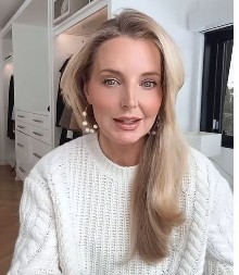 Ima 58 godina, ali izgleda bar deceniju mlađe: Kune se u ove trikove za koje tvrdi da podmađuju bolje od hirurga!