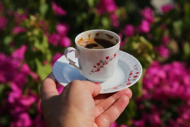 Šoljica kafe ne laže: Šta vaš izbor za goste zapravo znači?