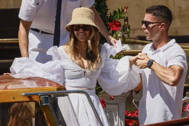 Dikaprio na svadbu veka poveo 24 godine mlađu devojku: Ali, svi se pitaju zašto nije nijednom hteo ovo da uradi u Veneciji