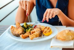 Nutricionisti strogo zabranjuju ovu namirnicu posle 45. godine: Svi je tamane, a pogubna je