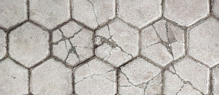 Košta manje od 1500 dinara, a čisti betonske staza i terase kao ludo: Razara zalanu buđ, rđu i sve što se nahvata tokom leta