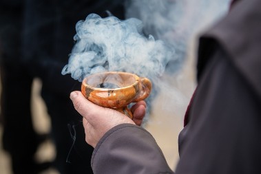 Ovo je pravi način da se kadi kuća: Evo gde vernici najčešće greše