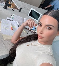 Kim Kardašijan optužila ChatGPT: „Zbog njega sam pala ispit iz prava, daje mi pogrešne odgovore!“