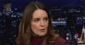 Tamno crvena kombinacija iz snova: Rolka će vas provereno zagrejati i istaći vašu ženstvenost, a tek kad vidite suknju