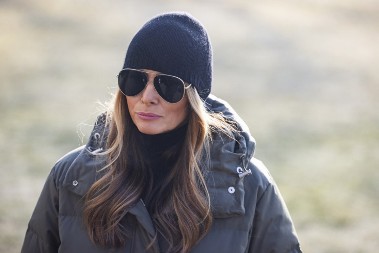 Ne prestaje da dominira: Melanija Tramp se pojavila u odelu koje svaka žena obožava, jer sužava struk i izdužuje noge