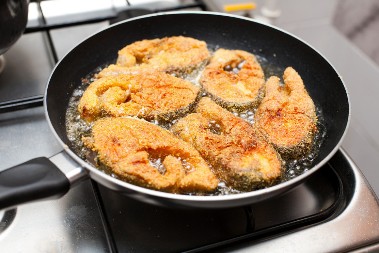 Ne bude masna, a savršeno ukusna i hrstava: Evo u šta treba da uvaljate ribu pre prženja, ni ne pomišljajte na brašno