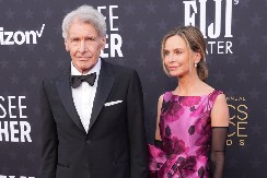 Zaboravio na ženu: Harison Ford izazvao dramu na dodeli nagrada, svi se pitali gde mu je supruga, a evo u čemu je problem