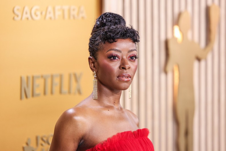 "Kako uopšte možeš da stojiš u tome?!" Glumica šokirala haljinom na dodeli SAG nagrada, ovakvu do sada nikada niste videli!