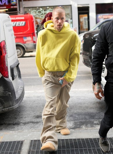 Snimak posrnulog pevača iz aviona šokirao svet: Ljudi ga mole da pod hitno potraži stručnu pomoć