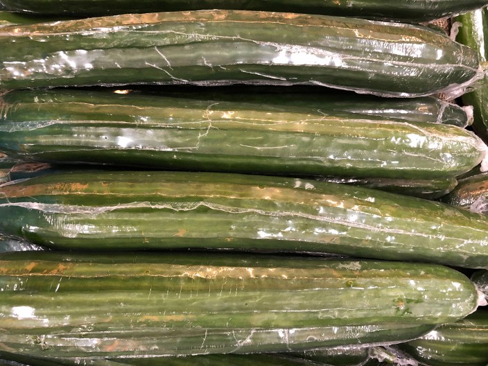 Zašto su krastavci u foliji, a tikvice nisu? Povela se rasprava na internetu, ima li ovo smisla?