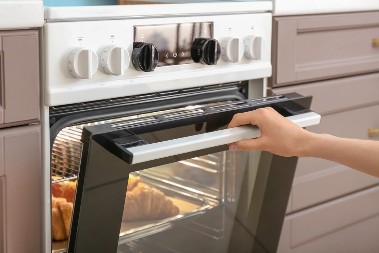 Uvek ovako čistim masnoću između stakla na rerni: Sve se skine bez ribanja, rerna zasija kao nova!