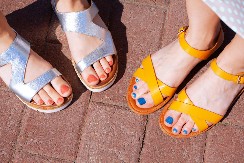 Proglašena je za najgoru obuću: Ako je nosite leti rizikujete povrede, infekcije, otok