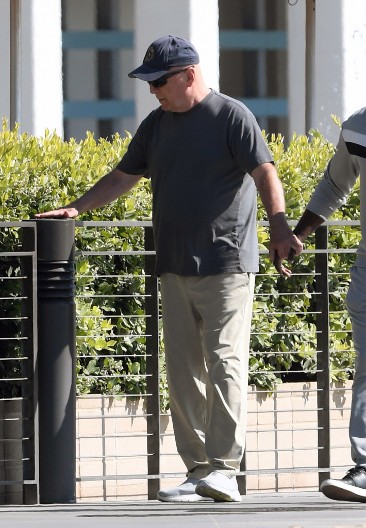 Teško bolesni Brus Vilis izašao iz kuće: Slike kidaju dušu, pogotovo kad su ljudi shvatili ko je sa njim