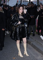 Čitav Holivud je odlepio za Ejmi koja ne želi da ispegla bore i izbeli zube: Nije joj oduvek bilo lako - ali na kraju je napravila pravi "bum"