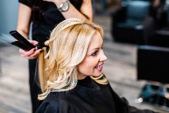 Ne podmlađuju sve plave boje kose: Frizer poznatih otkriva koja nijansa dodaje 10 godina!