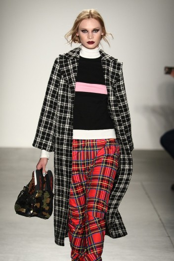 Urban chic sa vintage prizvukom: Ove karirane pantalone postale su prava opsesija – žene stoje u redu satima