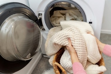 Da li se vuneni džemperi peru u mašini? Ako želite da vam traju godinama, tretirajte ih samo na 1 način - biće kao da su tek kupljeni!