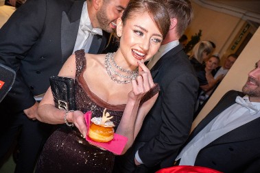 Može da se zahvali maminim genima: Ćerka najzgodnije manekenke na svetu mamila uzdahe na balu u Beču