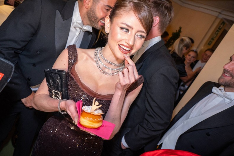 Može da se zahvali maminim genima: Ćerka najzgodnije manekenke na svetu mamila uzdahe na balu u Beču