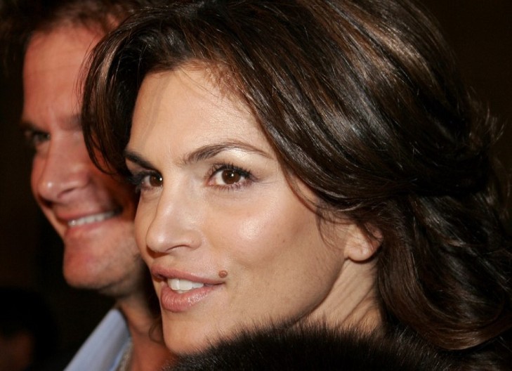 Haljine uz telo hit 2025. godine: Nosile su ih najveće zvezde, pa su postale su ,,demode", ali se sada vraćaju na velika vrata