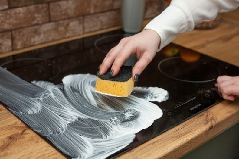 Bolje od sirćeta: Ova stvar maherski rešava prljavštinu sa šporeta, nežna je, a mnogo efikasnija od hemikalija