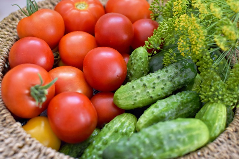 Paradajz i krastavac ne smeju da se jedu zajedno? Omiljena letnja salata nije najbolja kao što smo mislili, evo u čemu je caka