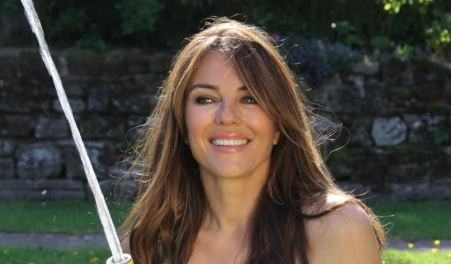 Izgleda duplo mlađe: Elizabet Harli mamila poglede u divljem bikiniju, bujan dekolte je bio u prvom planu