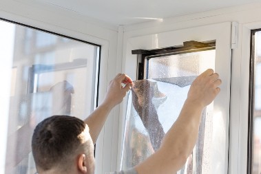 Stručnjaci savetuju: Ovog meseca obavezno stavite providnu foliju na prozore – evo i zbog čega