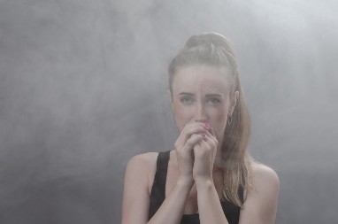 Jedva izvukla živu glavu: Devojka se otrovala ugljen monoksidom zbog predmeta koji svi imamo, simptomi su jezivi