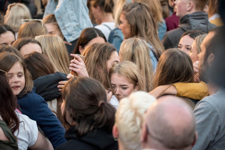 Čovek u pidžami napao pevačicu: Skočio na nju, jedva je došla do vazduha, koleginica je odbranila