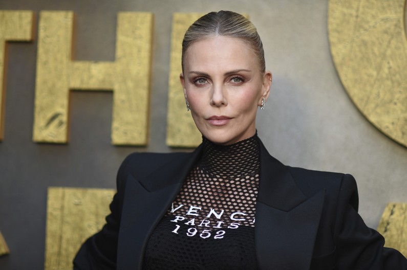 Šarliz Teron voli golišavost: Glumica pozirala u providnoj haljini, sve dala na izvolite, a onda pokazala i ovo