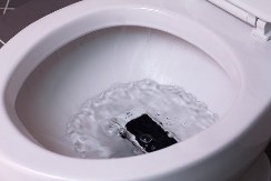 Pao vam je mobilni u WC šolju? Ima još spasa za njega, samo pratite ova uputstva i neće vas "odrati" u servisu!