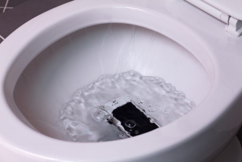 Pao vam je mobilni u WC šolju? Ima još spasa za njega, samo pratite ova uputstva i neće vas "odrati" u servisu!