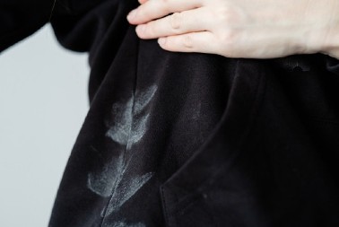 Rešite se fleka od dezodoransa jednim potezom: Majica će biti kao nova, potreban je samo ovaj jeftini sastojak