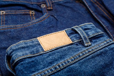 Znate li šta znači kožna etiketa na farmerkama? Danas je samo simbol brenda, a nekada je imala istorijsku svrhu