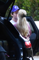 Verenica sva u čipki, a on go kao od majke rođen: Sin Arnolda Švarcenegera pokazao čime raspolaže, ženama oči "ispale"