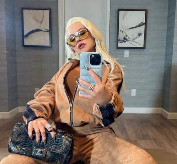 Kao da nikada nije ni rađala: Pevačica (44) pokazala izvajanu figuru bez strija i celulita u crnom donjem vešu - zategnuta je kao praćka!