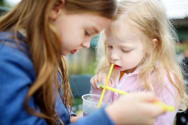 Otrov za decu: Sastojak u omiljenom letnjem napitku mališana može biti rizičan, evo šta kažu eksperti