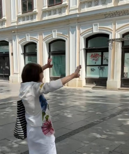 „Bravo za gospođetinu, toliko života ni omladina nema!“: Baka zaigrala na ulici i oduševila Beograđane!