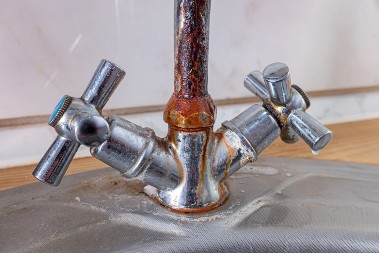 Čudo iz kuhinje protiv rđe: Kombinacija koja košta manje od 30 dinara, a deluje kao hemija