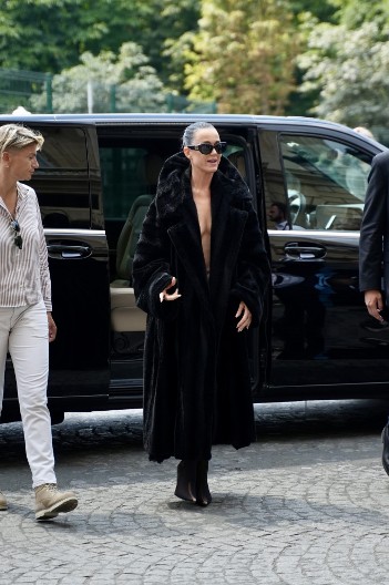 Slavna pevačica upecala moćnog političara: Za njega kažu da je brutalno zgodan frajer, tako da ni ne čudi što je ekspresno zaboravila bivšeg!