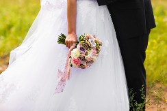 „Svekrva mi je izgledala kao da je ona mlada“: Kad sam videla šta je obukla za našu svadbu, samo što nisam pala u nesvest!