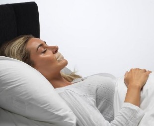 Sve više ljudi koristi traku za usta dok spavaju: Evo kako to zaista utiče na telo