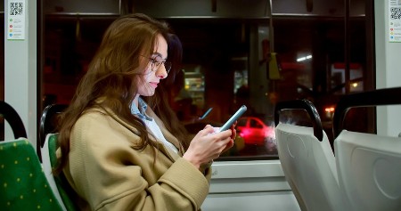 BILA JE SAMA U NOĆNOM AUTOBUSU KADA JE VOZAČ STAO I POGLEDAO U RETROVIZOR Osetila je strah, a ono što je usledilo slediće vas