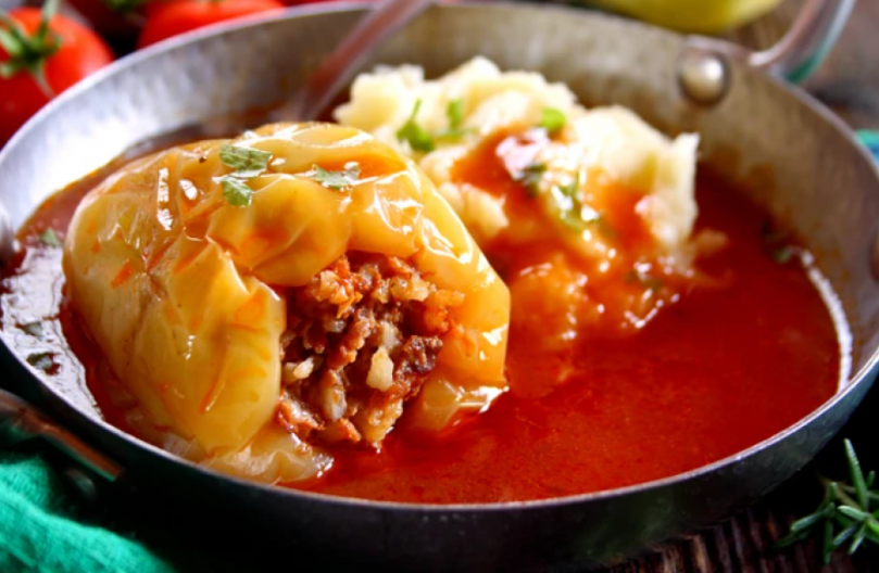 Vrsni mađarski kuvari ovako pripremaju punjene paprike: Sočne, ukusne, mekane, u Srbiji ih niko ovako ne pravi?