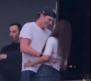 "Izvode predstavu za svet": Ešton Kučer i Mila Kunis uhvaćeni kako se ljube i igraju u VIP loži