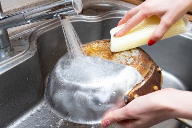 Zaboravite ribanje: Samo ovo sipajte u zagoreli tiganj i gledajte kako prljavština nestaje sama