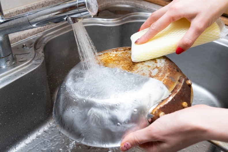 Zaboravite ribanje: Samo ovo sipajte u zagoreli tiganj i gledajte kako prljavština nestaje sama